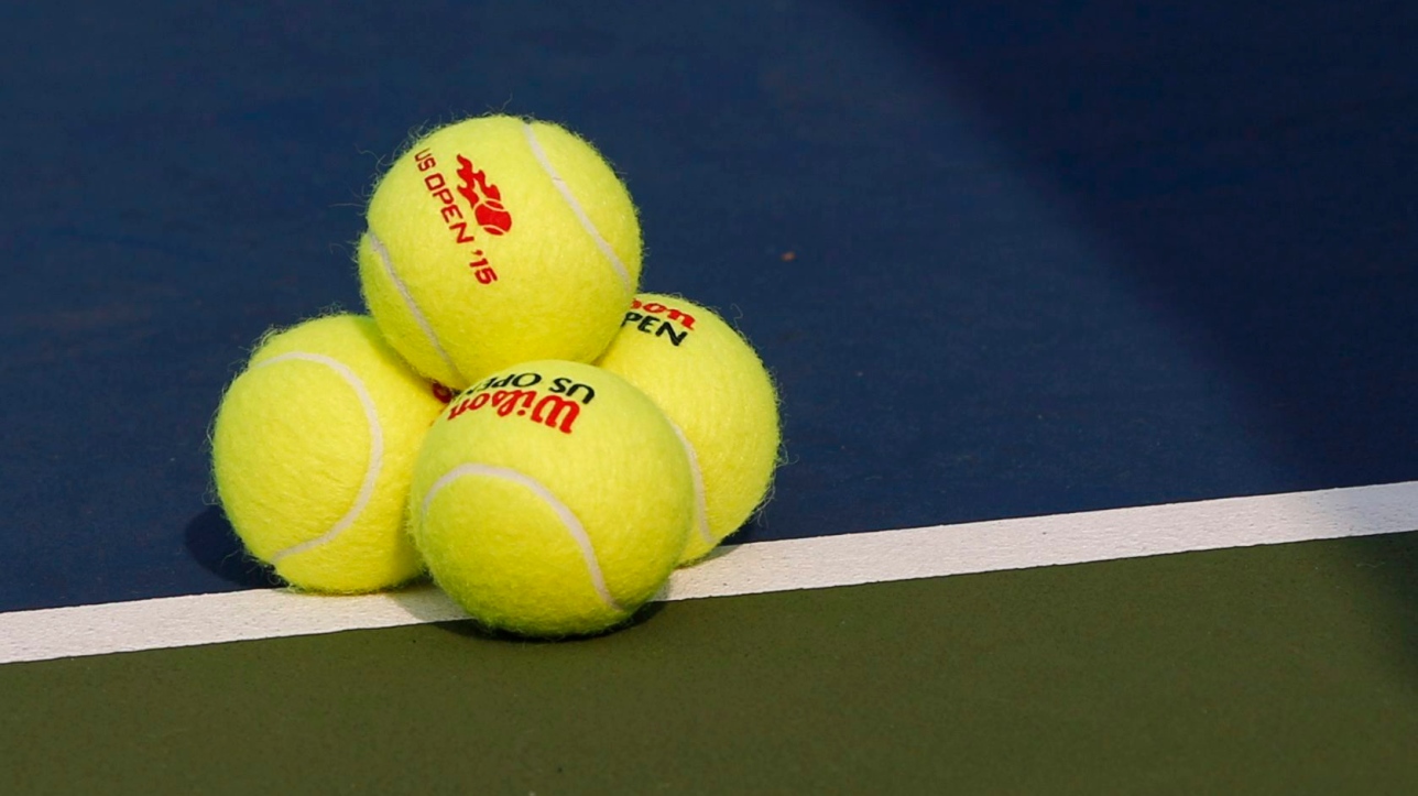 Tennis vs Padel : Découvrez les Différences Essentielles entre les Balles 