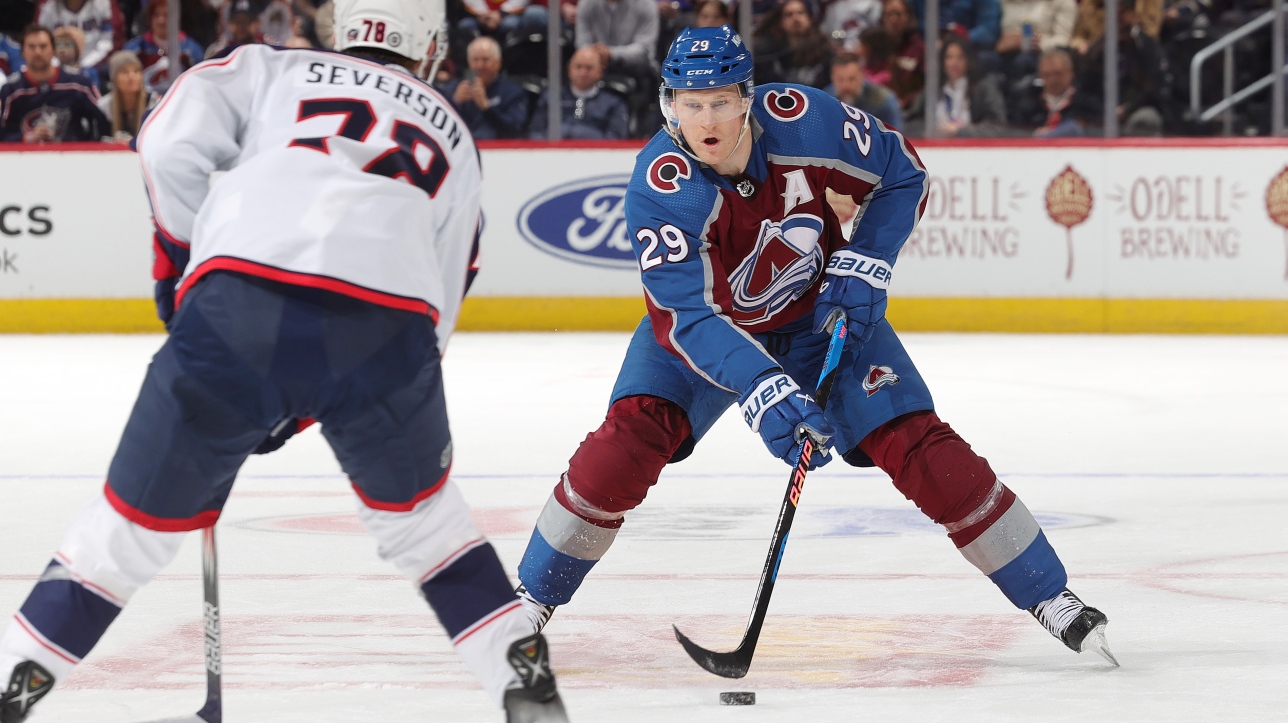 Avalanche: Nathan MacKinnon extends his streak in crushing victory