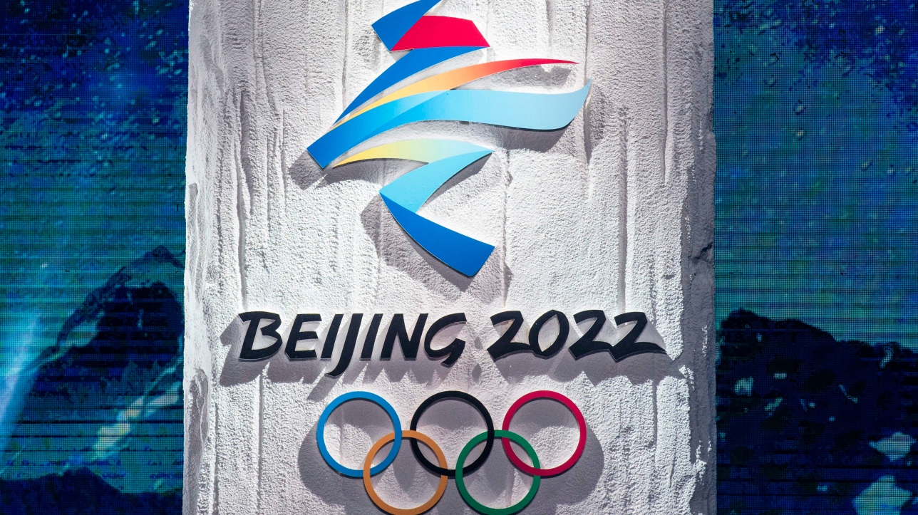  Jeux olympiques  P kin d voile son logo en grande pompe 