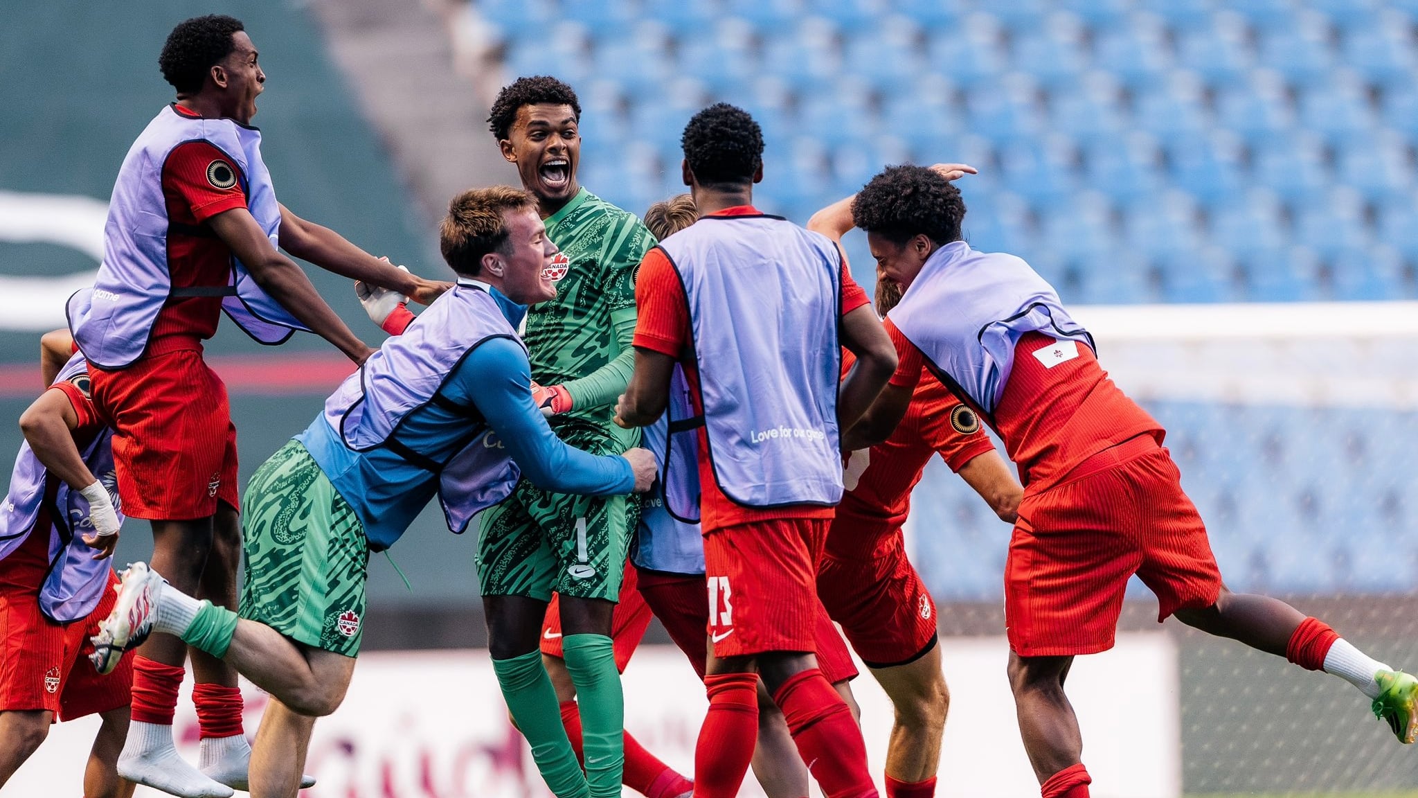 Les joueurs de l'équipe canadienne U20 célèbrent leur victoire