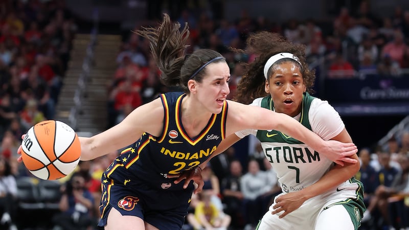 Un doublé pour Caitlin Clark et le Fever gagne enfin à la maison