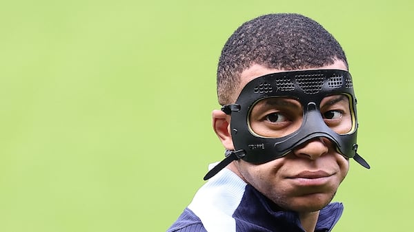 Mbappé s'entraîne avec un nouveau masque