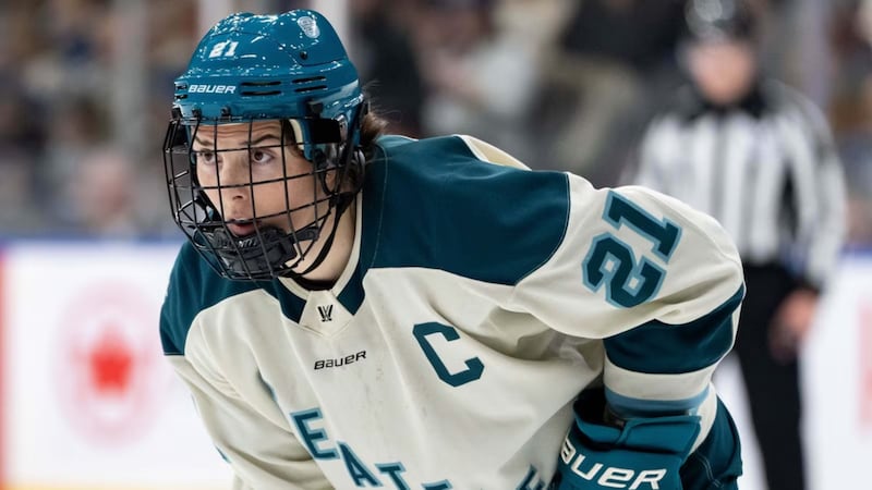 Manon Rhéaume met la main sur Hilary Knight
