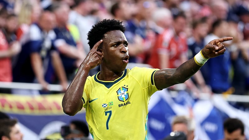 Le Brésil confirme son premier rang grâce au doublé de Vinícius