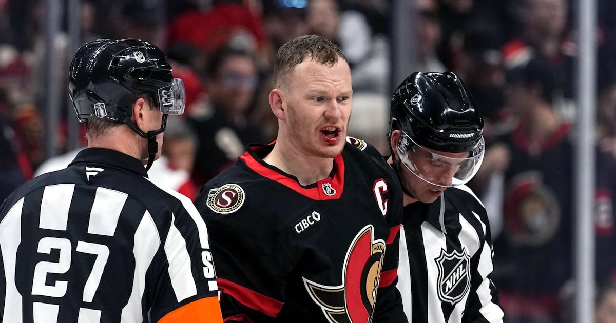 Photo: RDS Brady Tkachuk, alors capitaine des Sénateurs, durant un match face aux Hurricanes de la Caroline le 25 avril 2026, à Ottawa