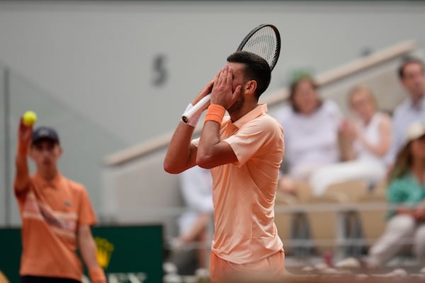Djokovic s’effondre et se fait renverser par Fonseca à Roland-Garros