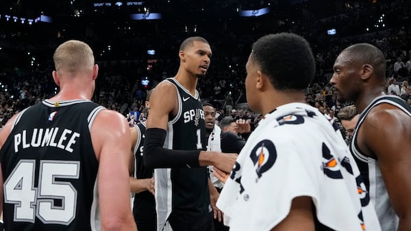 Les Spurs écrasent les champions et s’offrent un match ultime