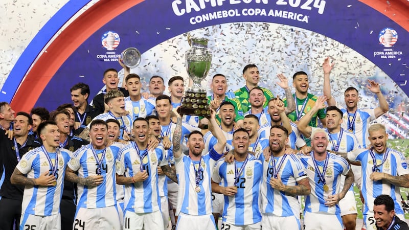 L'Argentine défend son titre grâce à un Martinez héroïque