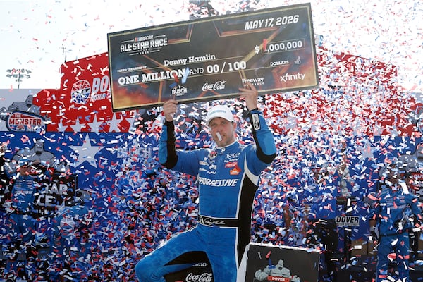 Denny Hamlin brille parmi les étoiles et empoche un million
