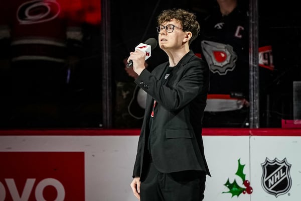 Un chanteur ému par les nombreux commentaires positifs après l’Ô Canada bilingue