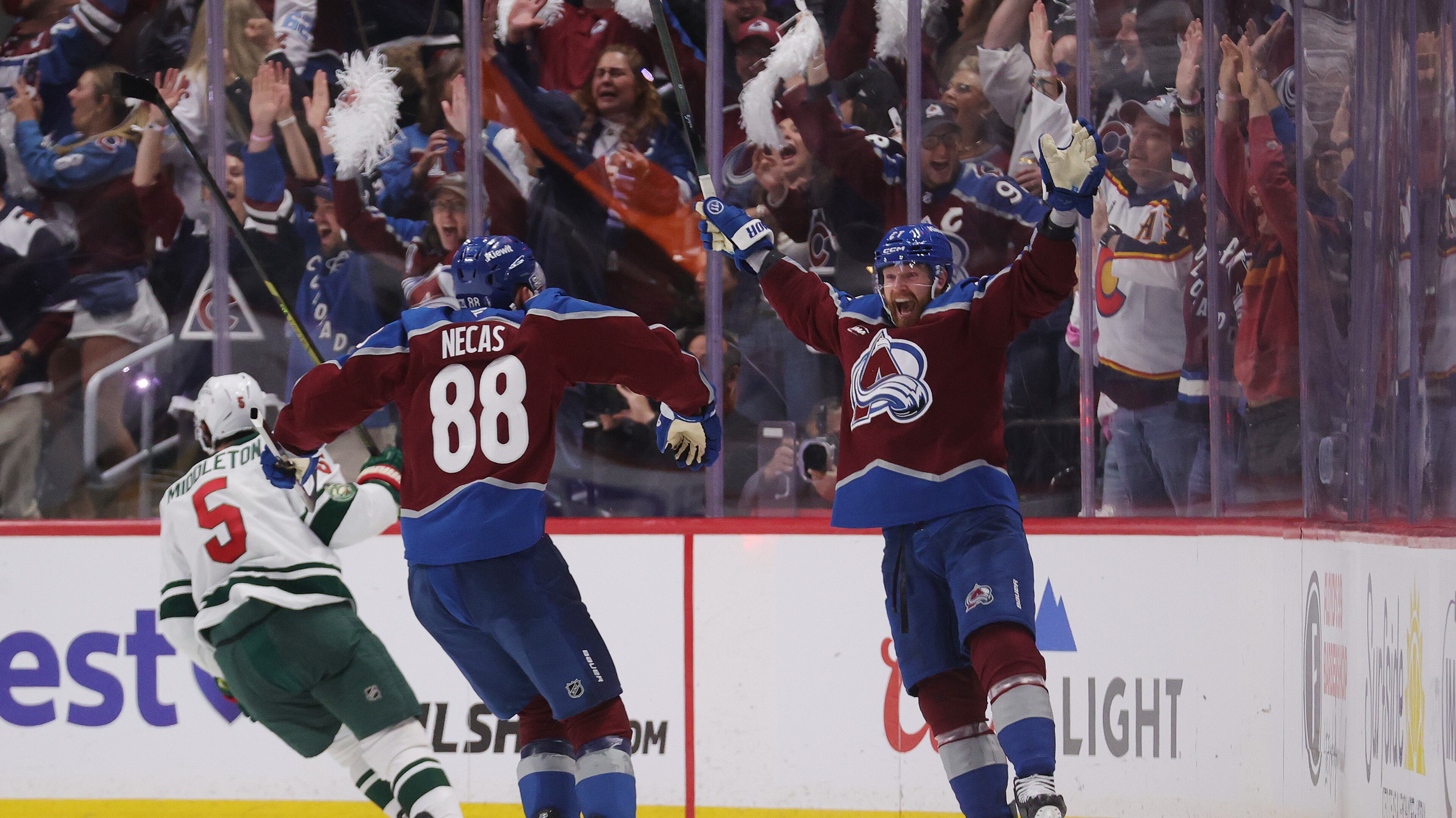 Martin Necas et Brett Kulak