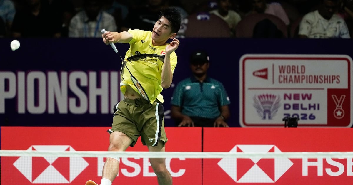 Photo: rds.ca Le Canadien Victor Lai joue contre le Français Alex Lanier durant les demi-finales des Championnats mondiaux de badminton