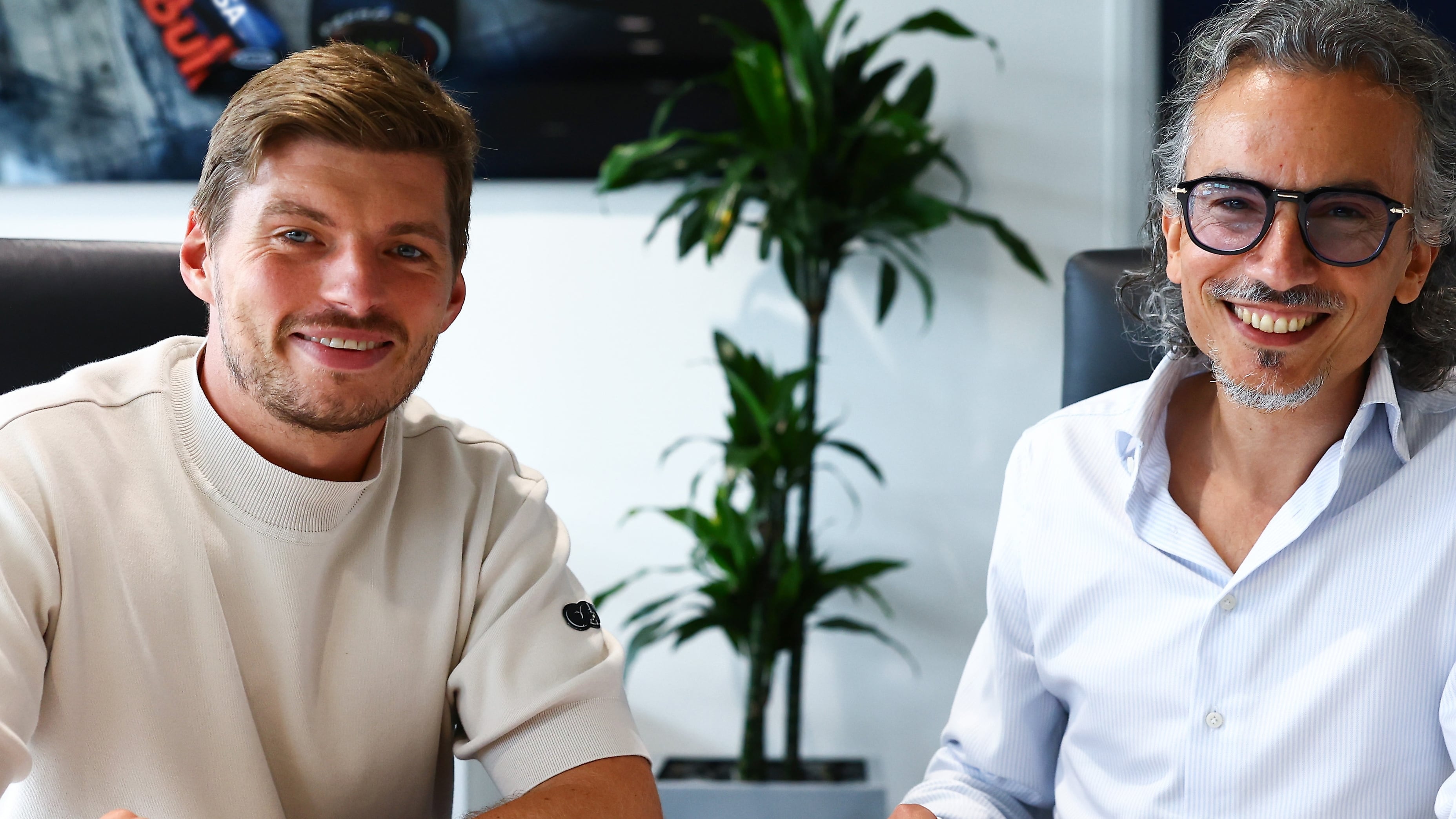Max Verstappen en compagnie du directeur de l'écurie Red Bull, Laurent Mekies.