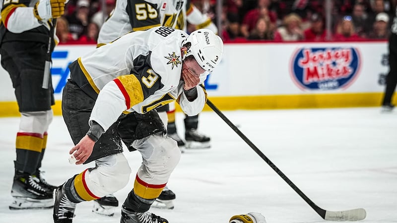 McNabb accompagne ses coéquipiers après avoir reçu un violent lancer au visage