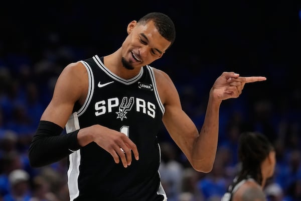 Wemby magistral; les Spurs l’emportent en deuxième prolongation