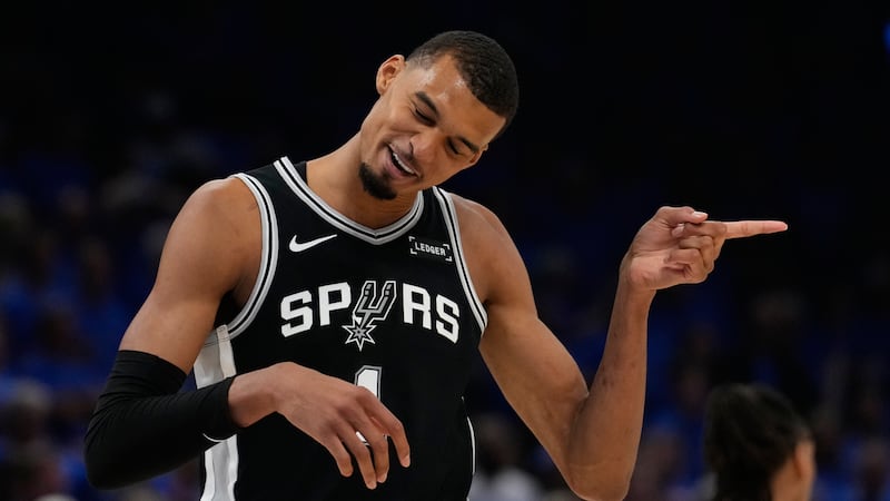 Wemby magistral; les Spurs l’emportent en deuxième prolongation