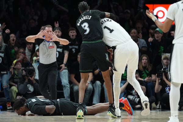 Avec Wemby expulsé, les Wolves dansent vers la victoire