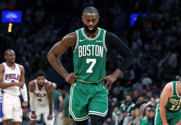 Jaylen Brown s’en prend aux arbitres et à Embiid