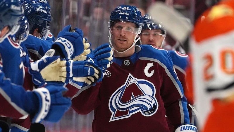 Landeskog met la main sur le Mark-Messier et le Bill-Masterton