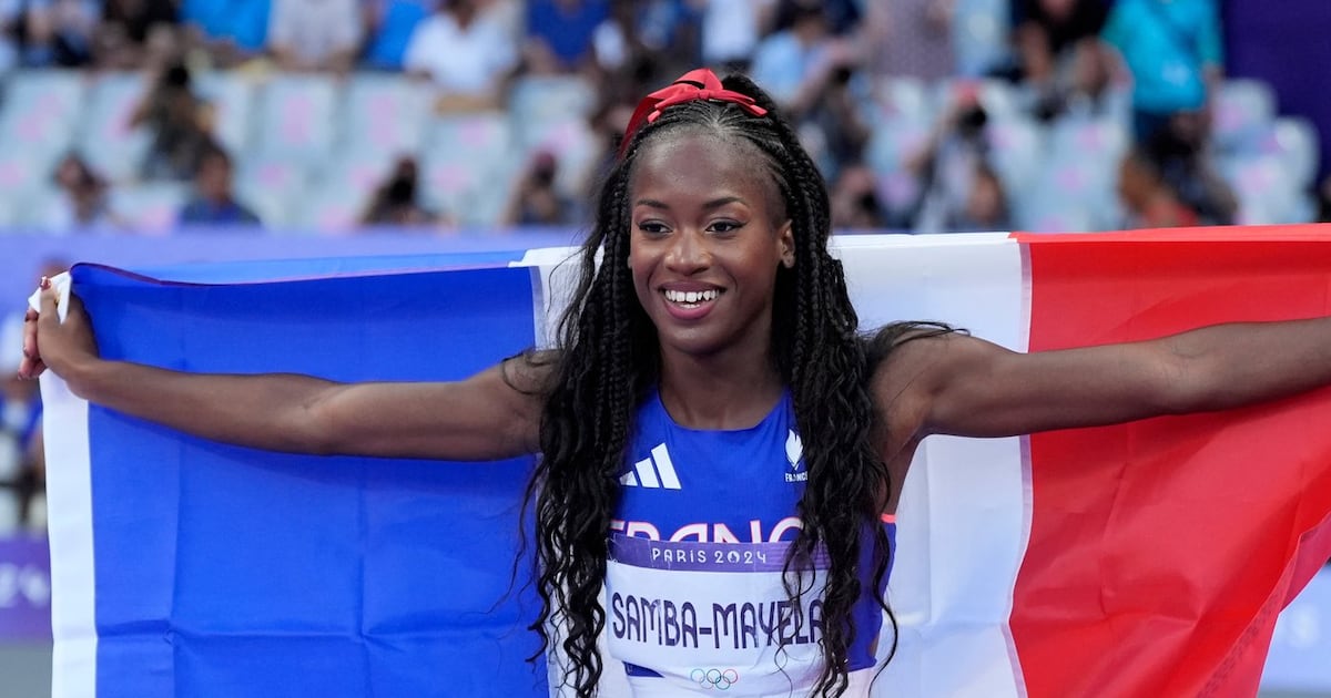 Photo: rds.ca ARCHIVES - La Française Cyréna Samba-Mayela célèbre sa deuxième place à l'épreuve du 100 m haies des Jeux olympiques de