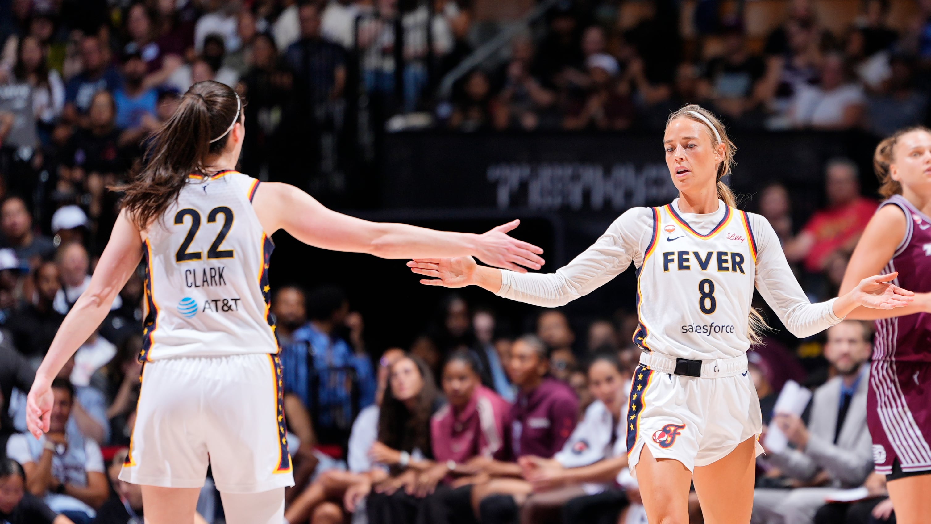 Caitlin Clark et Sophie Cunningham