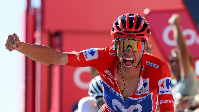 Enric Mas conforte son maillot rouge