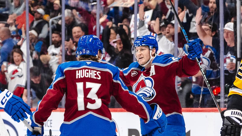 MacKinnon se donne en spectacle sous les yeux de Crosby