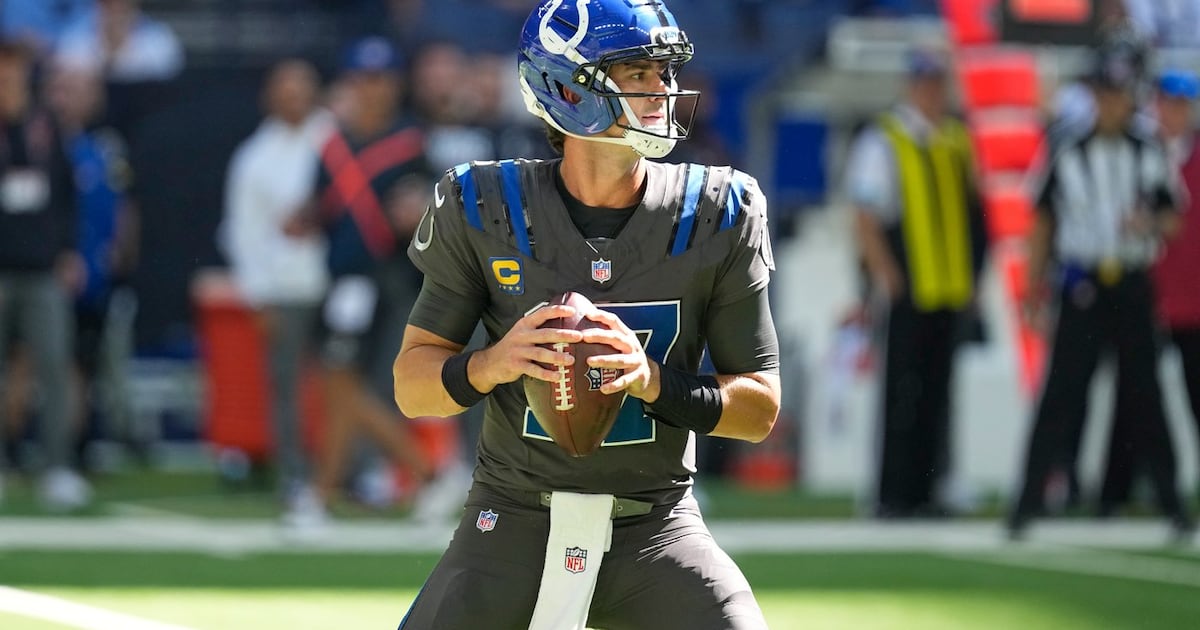 Photo: rds.ca Le quart des Colts d'Indianapolis, Daniel Jones, s'apprête à lancer une passe face aux Texans de Houston lors de la première
