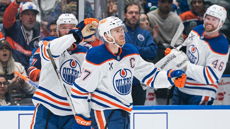 Festin chaotique de neuf buts des Oilers; la patience de Babcock testée