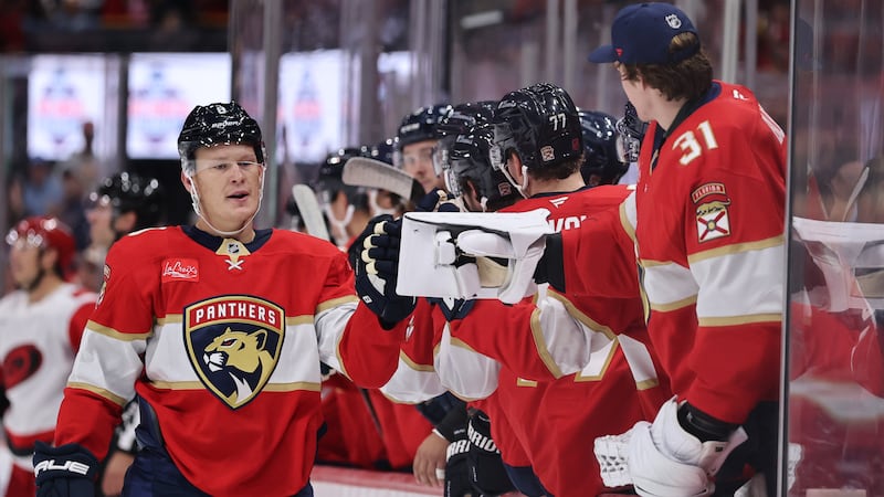 Les frères Tkachuk s’unissent pour un premier but