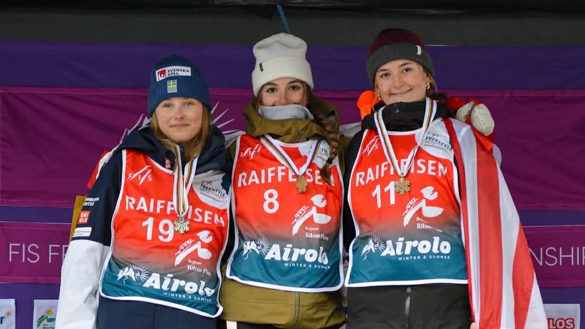 Flavie Lamontagne (au centre)