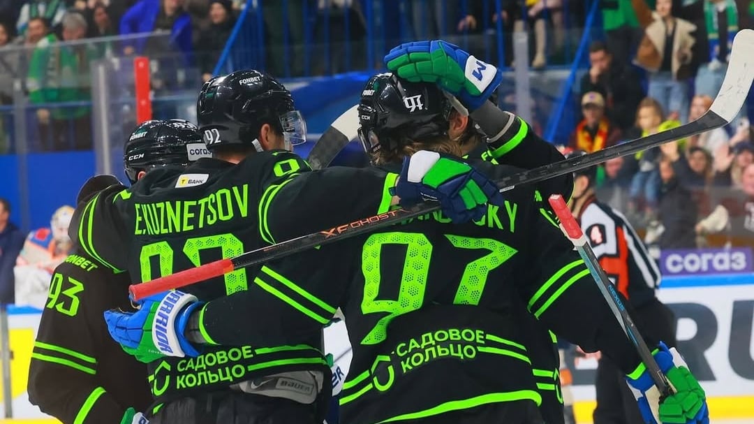 Alexander Zharovsky et ses coéquipiers