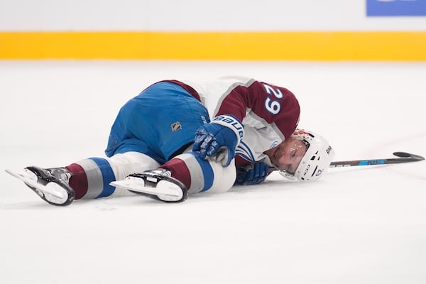 L’Avalanche a perdu MacKinnon une partie du match, blessé