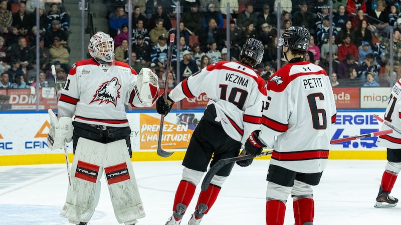 Les Huskies infligent un premier revers aux Saguenéens