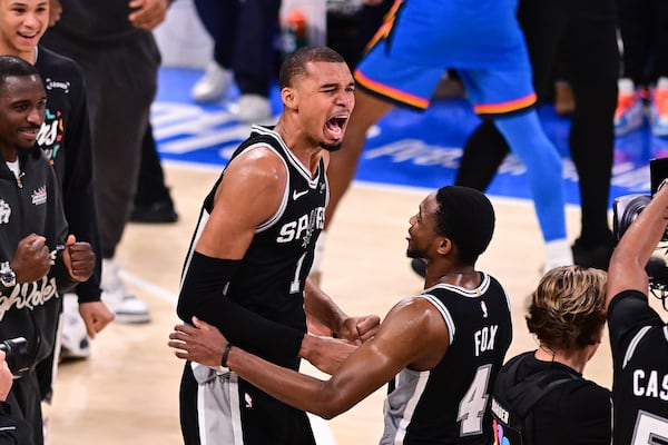 Les Spurs se défont des champions et filent en finale