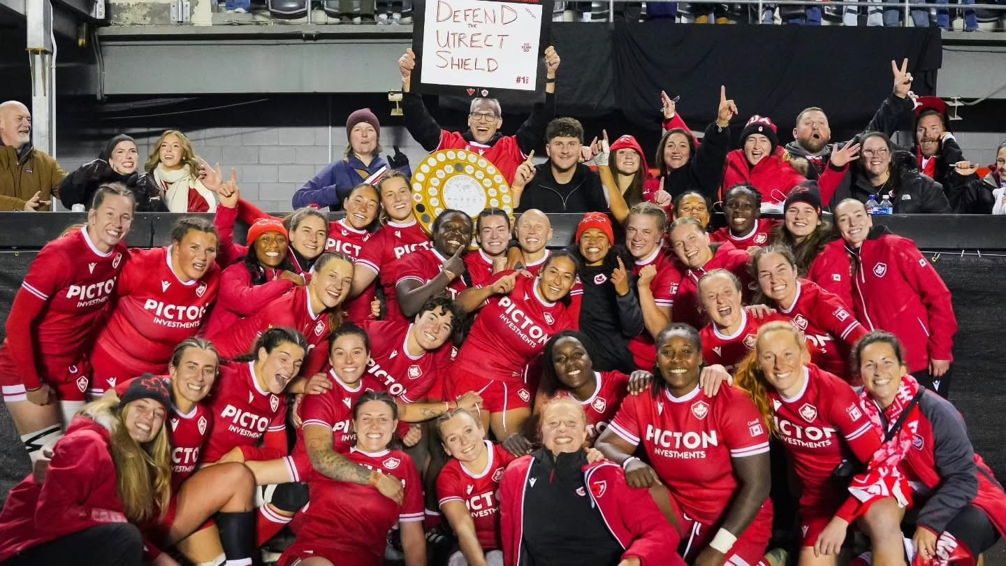 L'équipe canadienne après la victoire de 31-22 contre l'Angleterre, à Ottawa.