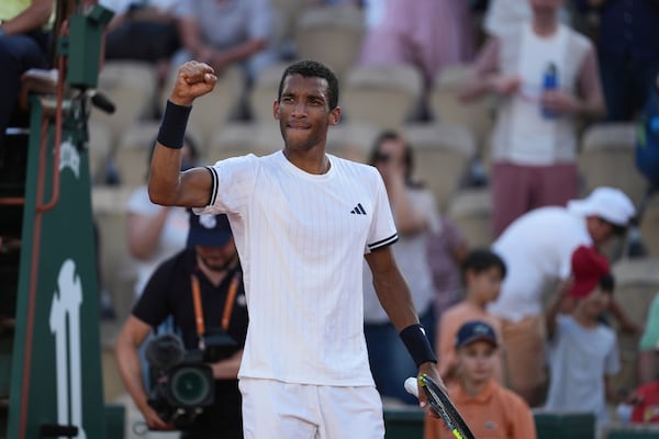 Auger-Aliassime accumule les heures, mais file au 3e tour