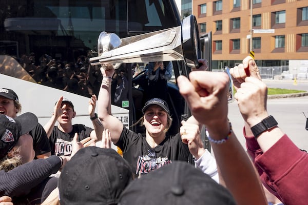 « Olé, olé, olé, olé! » : la Victoire accueillie en triomphe à la maison