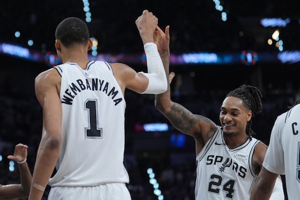 Les Spurs complètent le travail; les Celtics ratent leur chance