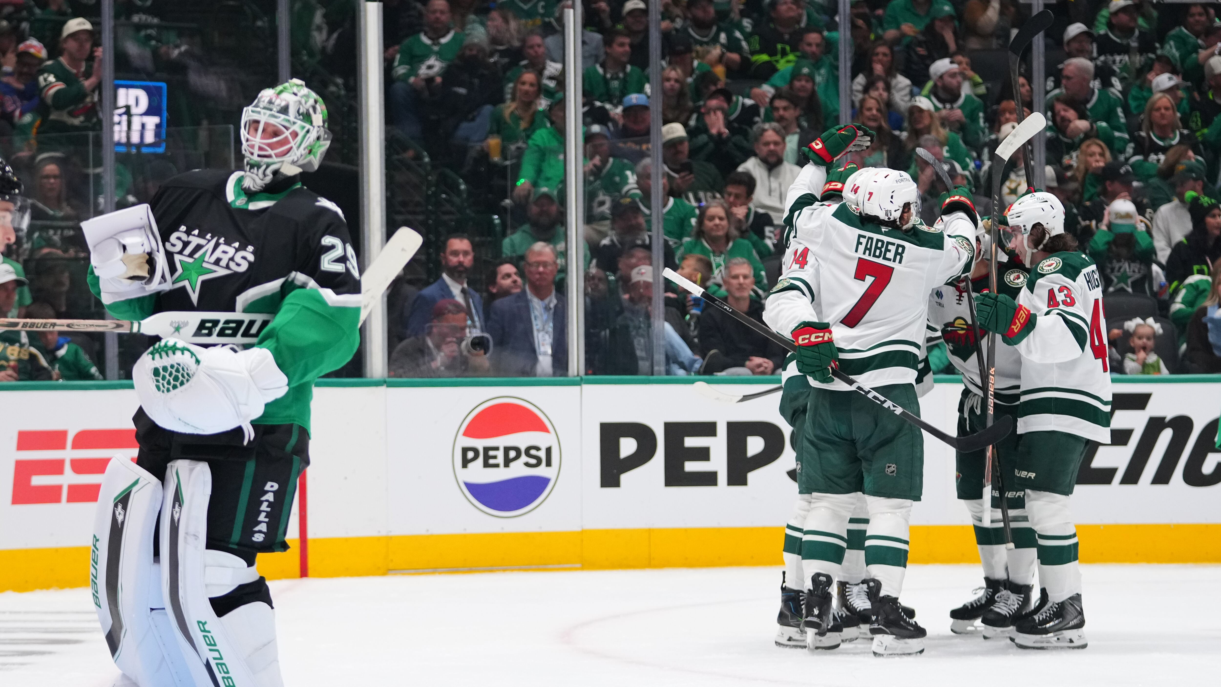 Les Stars du Wild célèbrent devant Jake Oettinger