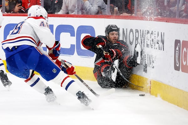 Les Canes tournent la page sur une 1re période « terrible » sans aller sur la glace