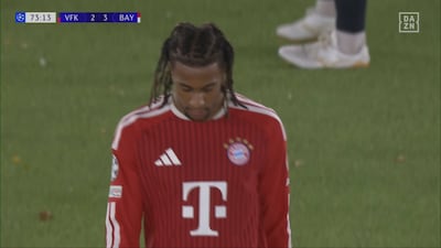 Olise se prend pour un joueur de ballon-chasseur