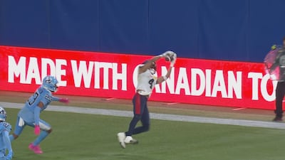 Rambo sort de la jungle et trouve la zone des buts!