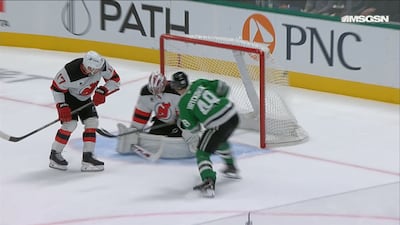 Justin Hryckowian déjoue Hellebuyck d'une habille déviation