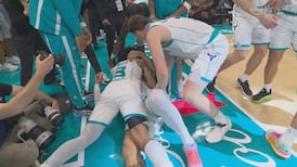 Fin de match complètement folle à Charlotte!