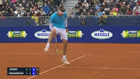 Une volée entre les jambes de Zverev!