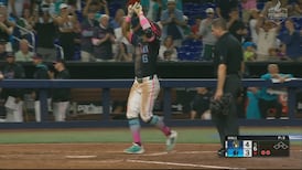 Lopez catapulte la balle au champ centre