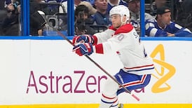 Le tour du chapeau du héros!