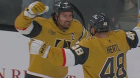 Stone lance les premières dés et prend l'avantage