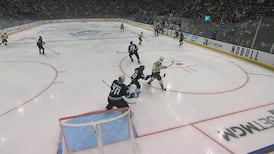 Cole Smith dévie habilement un tir pour faire 3-0